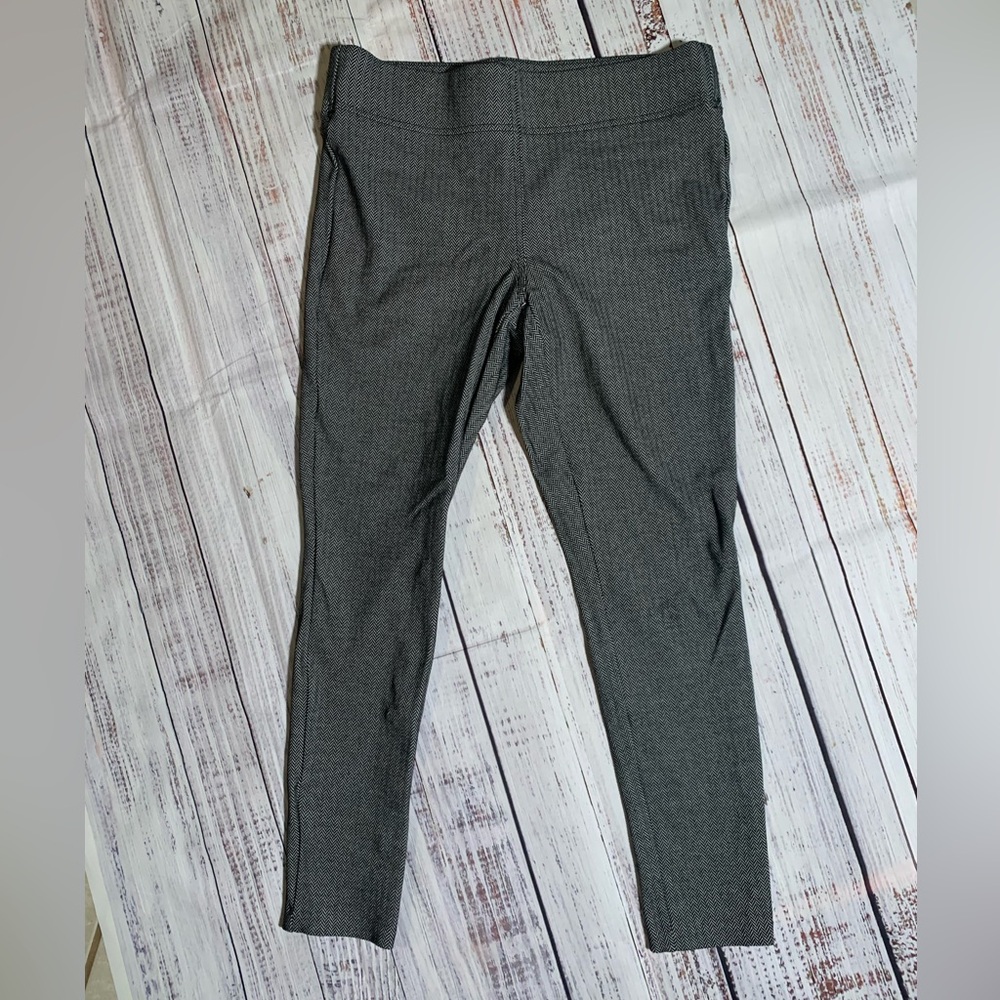 LOFT pull on pants. Black/white chevron print. Size M.